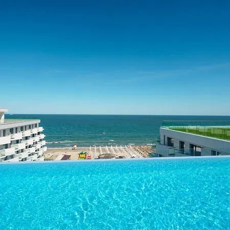 Royale Sundance 224 Infinity Pool & Mamaia Nord